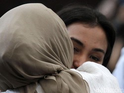 Benih Keonaran Bikin Heran Ratna dan Atiqah Hasiholan