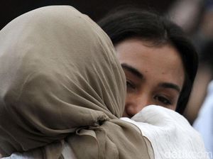 Benih Keonaran Bikin Heran Ratna dan Atiqah Hasiholan Benih Keonaran Bikin Heran Ratna dan Atiqah Hasiholan