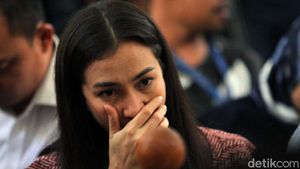 Ekspresi Atiqah Hasiholan Menanti Ibunya Divonis
