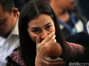 Ekspresi Atiqah Hasiholan Menanti Ibunya Divonis