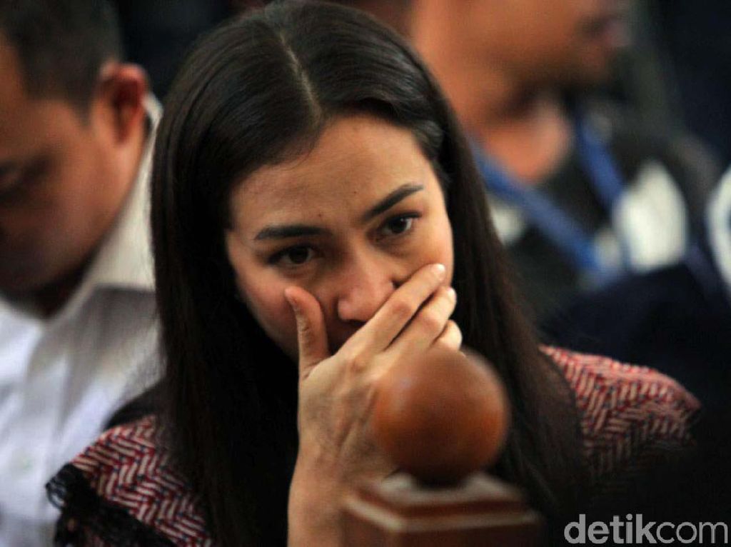 Ekspresi Atiqah Hasiholan Menanti Ibunya Divonis Ekspresi Atiqah Hasiholan Menanti Ibunya Divonis