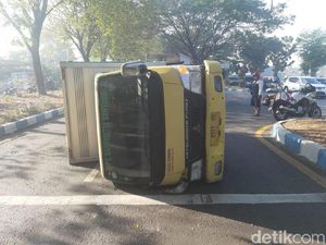 Kaget Saat Disalip, Sebuah Truk Boks Terguling di Raya Juanda