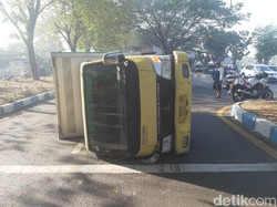 Kaget Saat Disalip, Sebuah Truk Boks Terguling di Raya Juanda