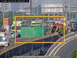 Truk Terguling di Tol Cawang Arah Priok, Lalin Padat 11 Kilometer