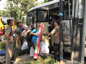 Pencari Suaka di Trotoar Kebon Sirih Diangkut Pakai Bus ke Kalideres