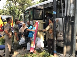 Pencari Suaka di Trotoar Kebon Sirih Diangkut Pakai Bus ke Kalideres