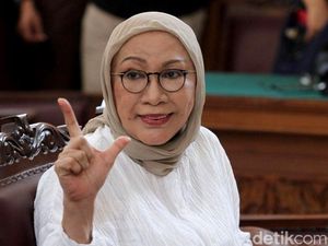 Jelang Vonis, Ratna Sarumpaet Masih Sempat Salam Dua Jari Jelang Vonis, Ratna Sarumpaet Masih Sempat Salam Dua Jari