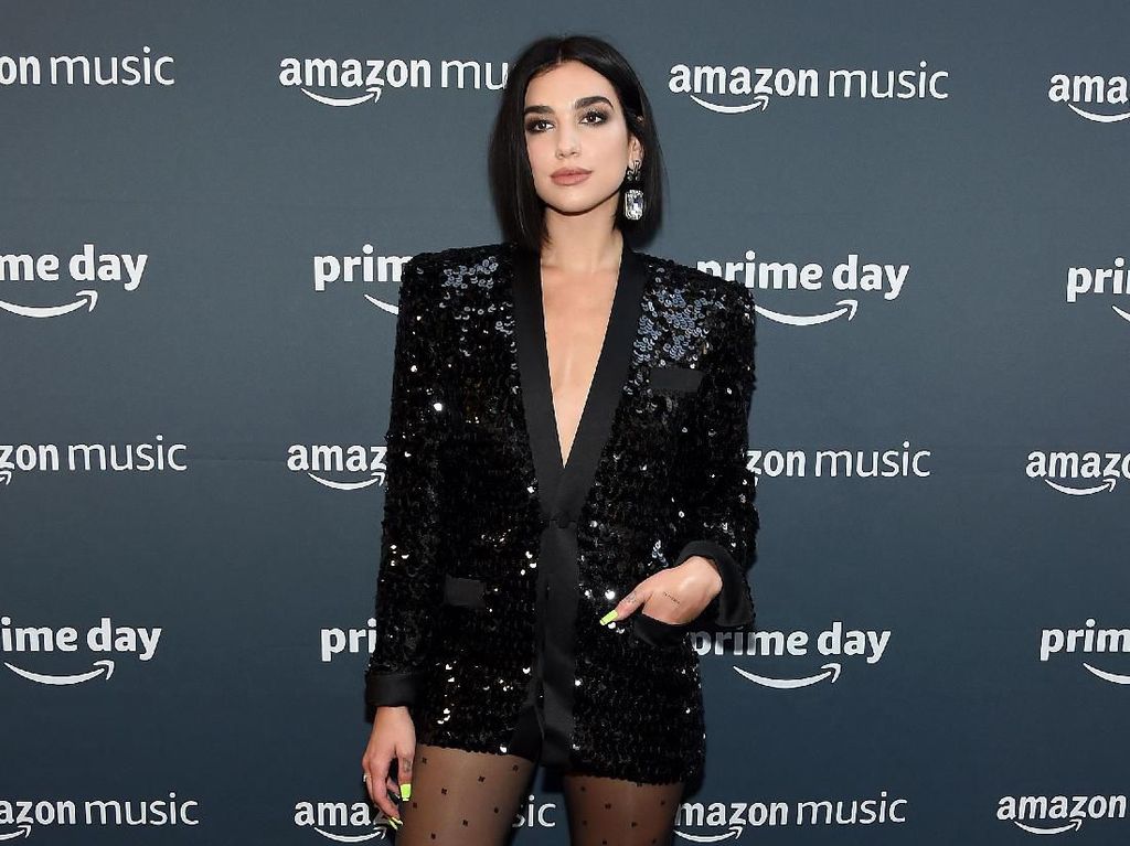Foto: Gaya Seksi Dua Lipa, Pakai Jas Tanpa Celana Foto: Gaya Seksi Dua Lipa, Pakai Jas Tanpa Celana