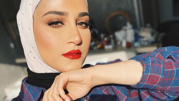 Ini Dalal Aldoub, Selebgram Hijab Paling Populer di Kuwait yang Cantik & Stylish
