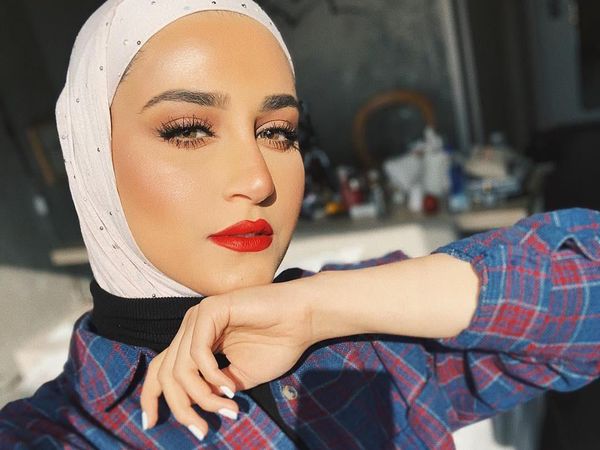 Ini Dalal Aldoub, Selebgram Hijab Paling Populer di Kuwait yang Cantik & Stylish