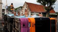 Unik! Bus Ini Dirombak Jadi Bak Mandi Sambut Musim Panas