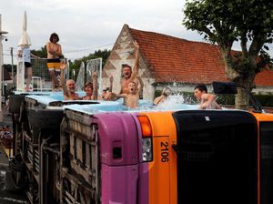 Unik! Bus Ini Dirombak Jadi Bak Mandi Sambut Musim Panas