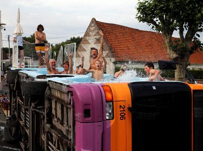 Unik! Bus Ini Dirombak Jadi Bak Mandi Sambut Musim Panas