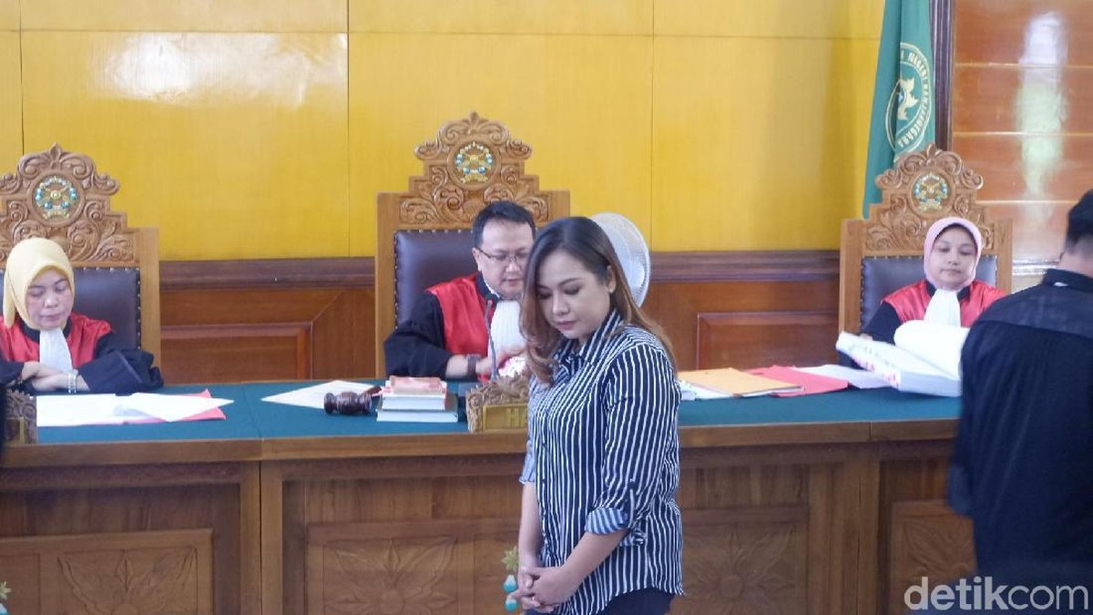 Lasmi Indaryani, manajer Persibara Banjarnegara menilai hukukam kepada terdakwa mafia bola terlalu ringan. (Uje Hartono/detikSport)
