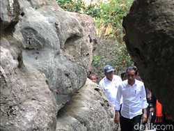 Saat Jokowi Menyusuri Gua Batu Cermin