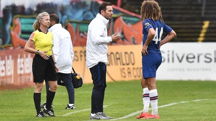 Frank Lampard berbicara dengan Ethan Ampadu di laga pramusim Chelsea vs Bohemians di Dalymount Park, Dublin, Irlandia, Rabu (10/7/2019) waktu setempat. (Foto: Charles McQuillan/Getty Images) Frank Lampard berbicara dengan Ethan Ampadu di laga pramusim Chelsea vs Bohemians di Dalymount Park, Dublin, Irlandia, Rabu (10/7/2019) waktu setempat. (Foto: Charles McQuillan/Getty Images)