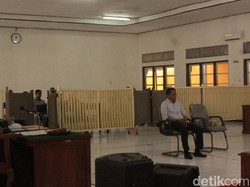 Sidang Mafia Bola: Mansyur Lestaluhu Terima Putusan Vonis 1 Tahun Penjara