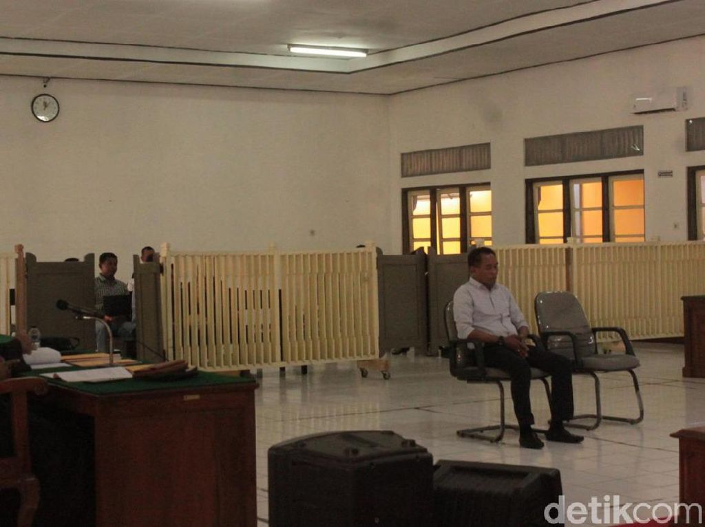 Sidang Mafia Bola: Mansyur Lestaluhu Terima Putusan Vonis 1 Tahun Penjara Sidang Mafia Bola: Mansyur Lestaluhu Terima Putusan Vonis 1 Tahun Penjara