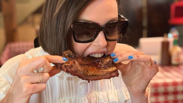 Bintangi Fast Furious 9, Seperti Ini Aksi Charlize Theron Saat Makan