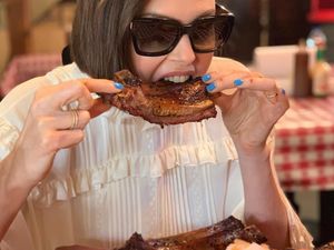 Bintangi Fast Furious 9, Seperti Ini Aksi Charlize Theron Saat Makan Bintangi Fast Furious 9, Seperti Ini Aksi Charlize Theron Saat Makan