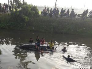 Hindari Motor, MPV Muat 7 Orang Terjun ke Sungai di Jember
