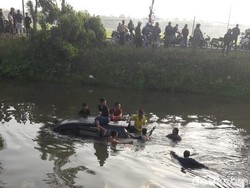 Hindari Motor, MPV Muat 7 Orang Terjun ke Sungai di Jember