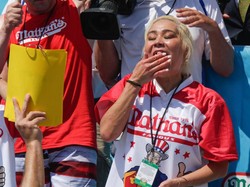 Jawara Kontes Makan Wanita Ini Kembali Menangi Kontes Makan Hot Dog