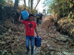 2 Bulan Air Tak Mengalir, Warga Ponorogo Rela Jalan Kaki 2 KM ke Desa Lain
