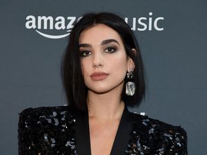 Dua Lipa Jadi Brand Ambassador Parfum YSL
