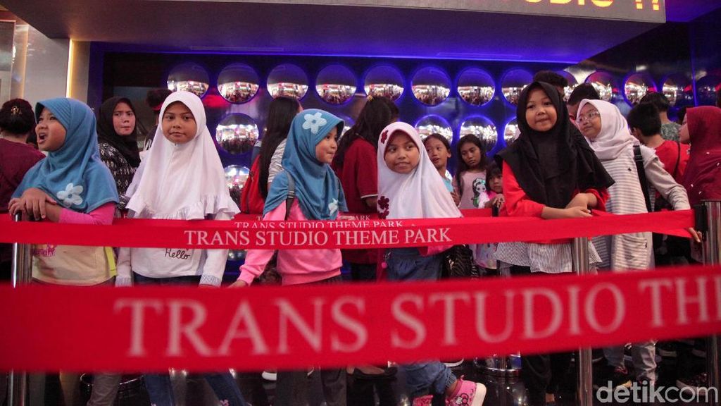 Potret Seru 1.029 Anak Yatim Coba Trans Studio Jakarta di Cibubur