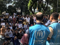 Pencari Suaka Merangsek ke Depan Kantor UNHCR, Minta Hak-haknya Dipenuhi