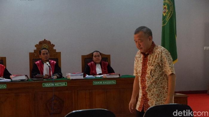 Johar Lin Eng divonis 21 bulan penjara. (Uje Hartono/detikSport) Johar Lin Eng divonis 21 bulan penjara. (Uje Hartono/detikSport)