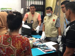 OTT BPKD Pematangsiantar Terkait Pungli Insentif Pegawai, 19 Orang Diamankan OTT BPKD Pematangsiantar Terkait Pungli Insentif Pegawai, 19 Orang Diamankan