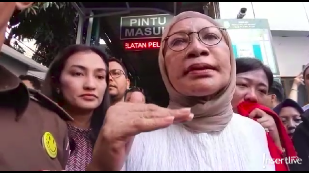 Ratna Sarumpaet dan Atiqah Hasiolan 