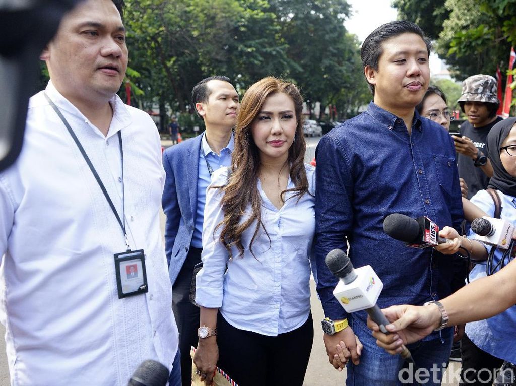 Nelangsa Rey Utami Tak Bisa Antar Anak Sekolah karena Dipenjara Nelangsa Rey Utami Tak Bisa Antar Anak Sekolah karena Dipenjara