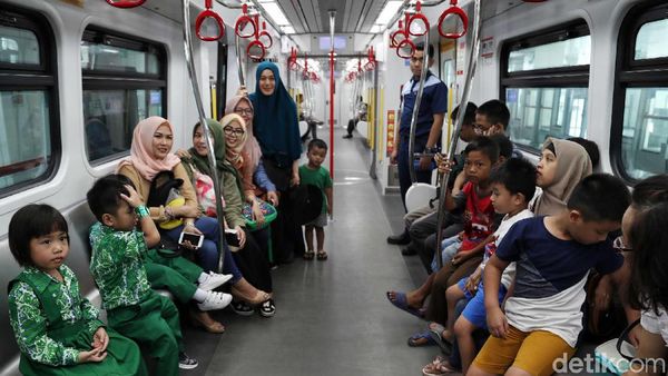 Potret Senangnya Warga Jajal LRT Jakarta