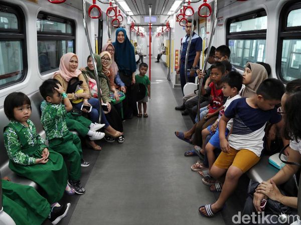 Potret Senangnya Warga Jajal LRT Jakarta