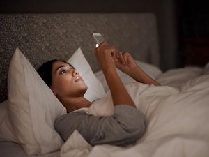 Waduh, Main HP Tengah Malam Ternyata Bisa Berisiko Diabetes! Waduh, Main HP Tengah Malam Ternyata Bisa Berisiko Diabetes!