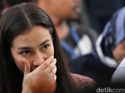 Atiqah Hasiholan Happy Banget Sambut Kebebasan Ratna Sarumpaet