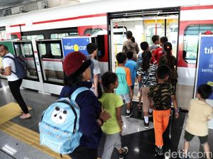 Sebulan Uji Coba, LRT Jakarta Tembus 211 Ribu Penumpang Sebulan Uji Coba, LRT Jakarta Tembus 211 Ribu Penumpang