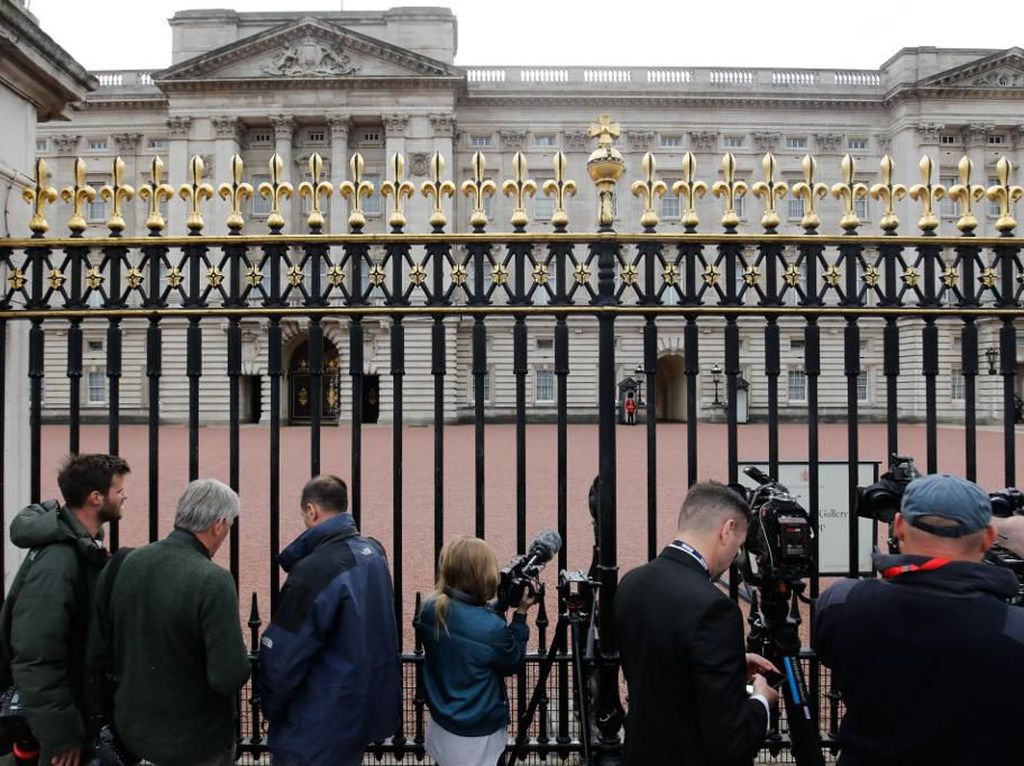 Pria Muda Ditangkap Usai Panjat Pintu Gerbang Istana Buckingham