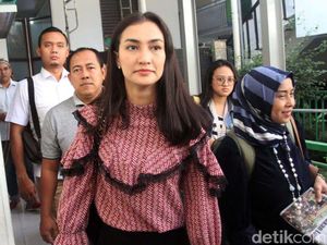 Kejutan Apa yang Diberi Atiqah di Ultah Ratna Sarumpaet? Kejutan Apa yang Diberi Atiqah di Ultah Ratna Sarumpaet?