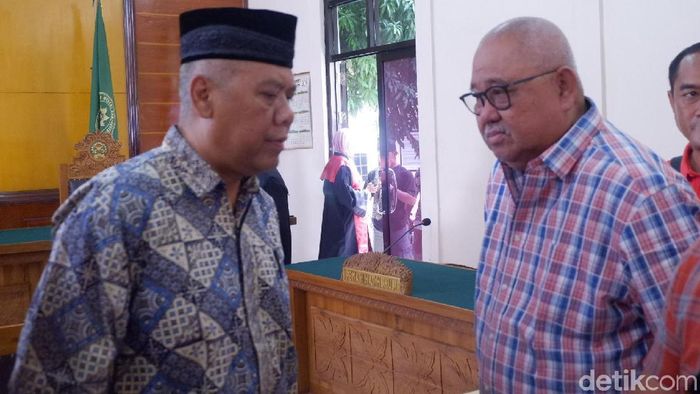 (Andi Darussalam Tabusalla menemami Dwi Iriantoi dalam sidang putusan kasus pengaturan skor di PN Banjarnegara siang tadi. (Uje Hartono/detikSport) (Andi Darussalam Tabusalla menemami Dwi Iriantoi dalam sidang putusan kasus pengaturan skor di PN Banjarnegara siang tadi. (Uje Hartono/detikSport)