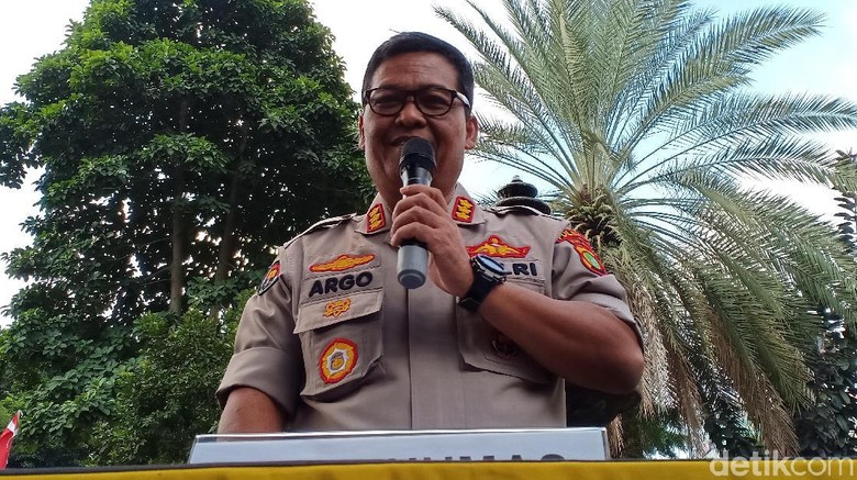 Polisi: Insinyur S Salin Data di Laptop Ninoy untuk Diserahkan ke Munarman