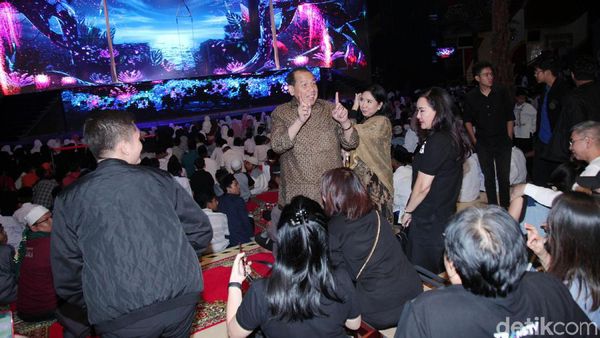 CT Ajak Anak Yatim Bermain di Trans Studio Cibubur