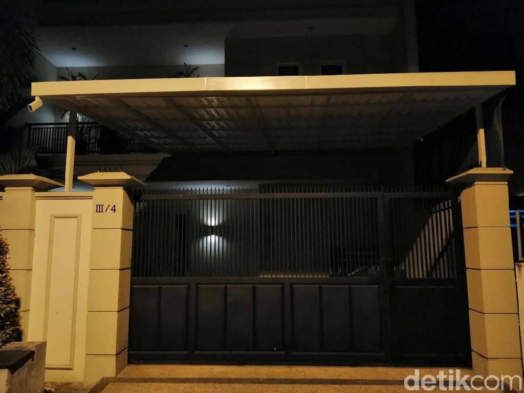Rumah Komisaris Bank Jatim Digeledah, KPK Juga Datangi Empat Lokasi Rumah Komisaris Bank Jatim Digeledah, KPK Juga Datangi Empat Lokasi