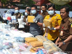 Kejari Banyuwangi Musnahkan Barang Bukti yang Dua Tahun Ngendon