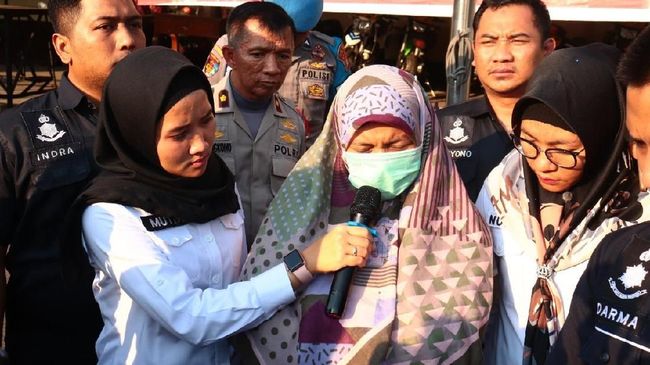 Buntut Panjang Status 'Tak Usah Pajang Foto Presiden' Buntut Panjang Status 'Tak Usah Pajang Foto Presiden'