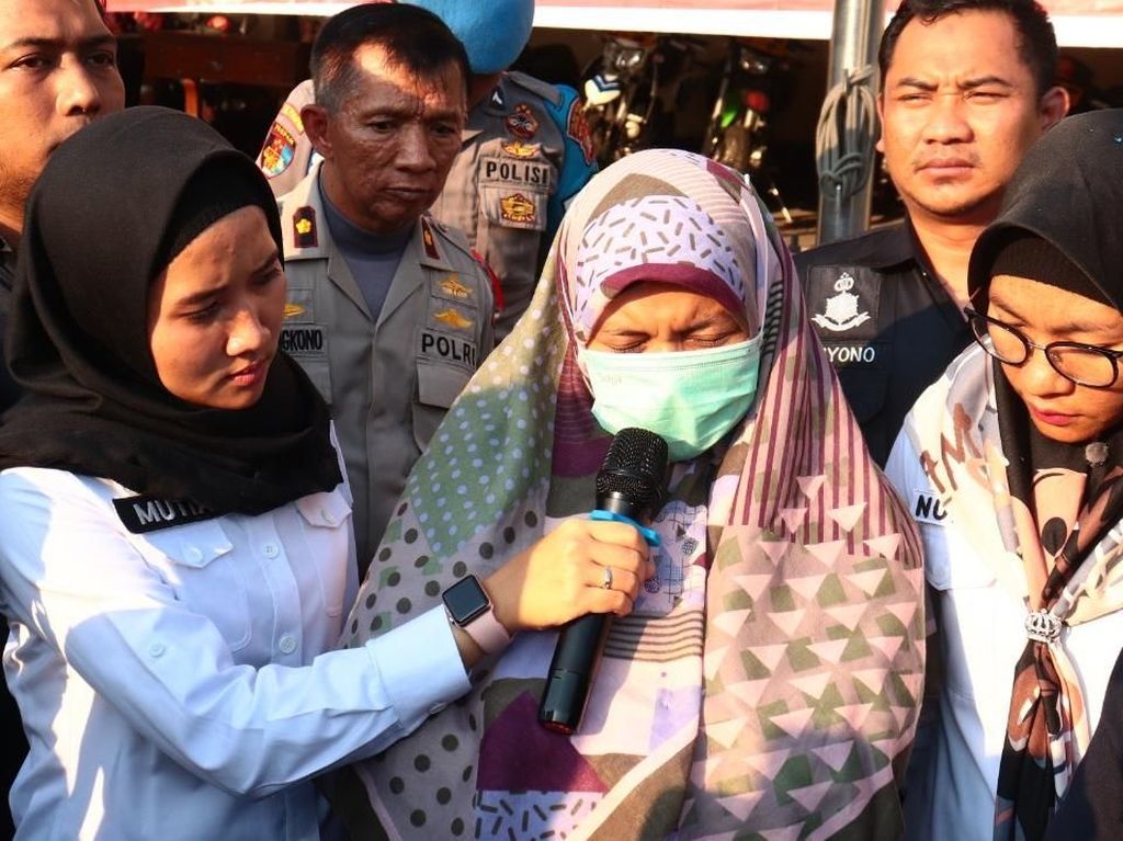 Buntut Panjang Status Tak Usah Pajang Foto Presiden Buntut Panjang Status Tak Usah Pajang Foto Presiden