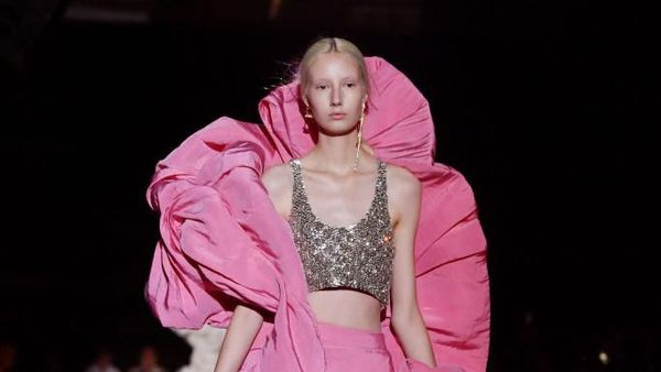 10 Baju Tergila di Paris Fashion Week 2019 yang Biking Geleng-geleng Kepala